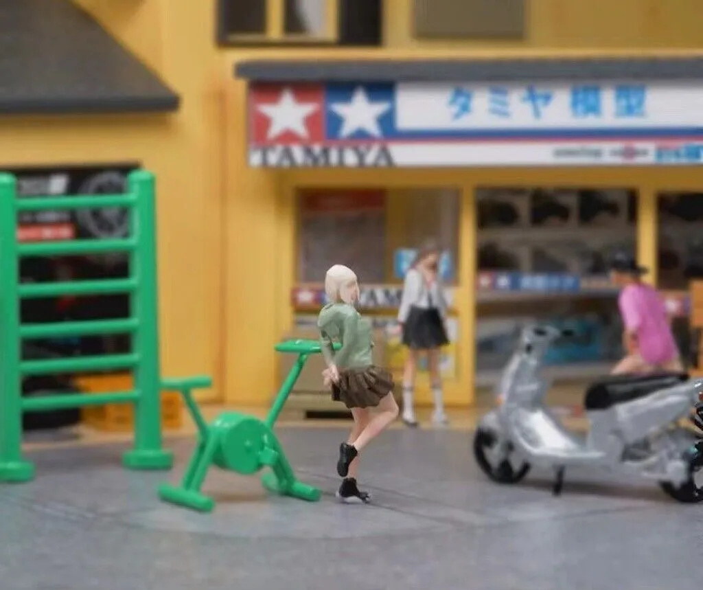 1:64 Painted Figure Mini Model Miniature Car Scenes Resin Girl Mini Skirt Lady