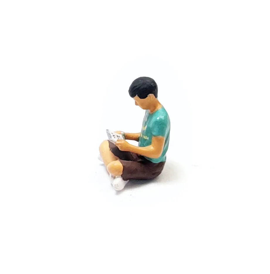 1:64 Painted Figure Mini Model Miniature Resin Diorama Boy Reading Ipad Child