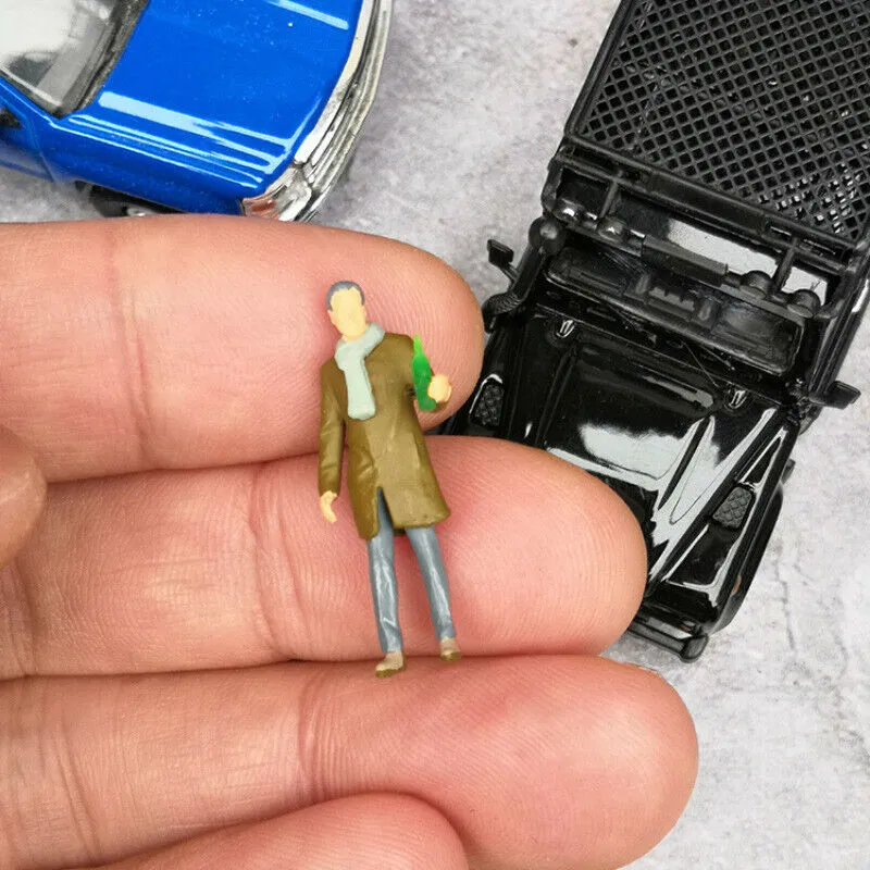 1:64 Painted Figure Mini Model Miniature Resin Diorama Cheers Chat Drinking Man