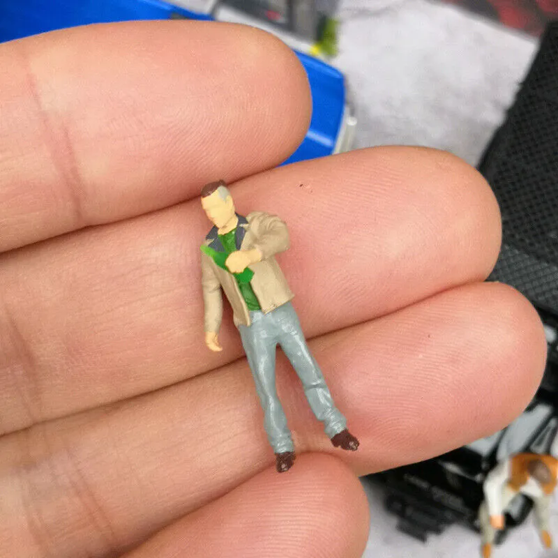 1:64 Painted Figure Mini Model Miniature Resin Diorama Cheers Chat Drinking Man