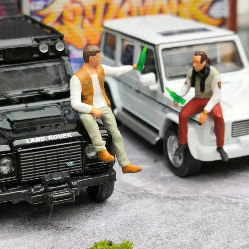 1:64 Painted Figure Mini Model Miniature Resin Diorama Cheers Chat Drinking Man