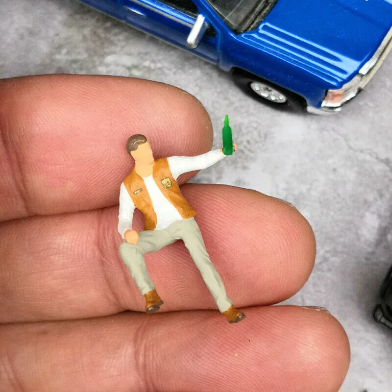 1:64 Painted Figure Mini Model Miniature Resin Diorama Cheers Chat Drinking Man