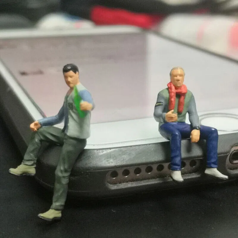1:64 Painted Figure Mini Model Miniature Resin Diorama Cheers Chat Drinking Man