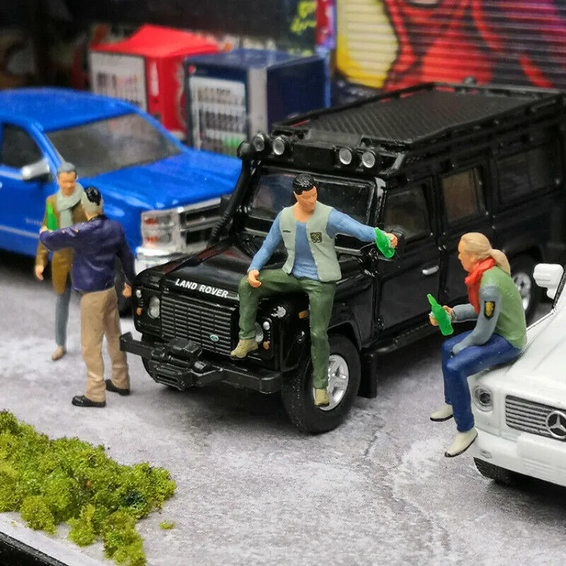 1:64 Painted Figure Mini Model Miniature Resin Diorama Cheers Chat Drinking Man