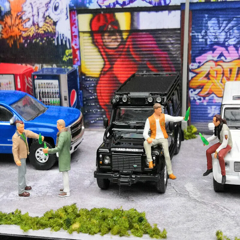 1:64 Painted Figure Mini Model Miniature Resin Diorama Cheers Chat Drinking Man