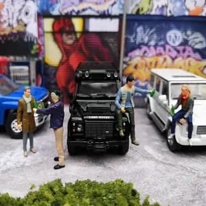 1:64 Painted Figure Mini Model Miniature Resin Diorama Cheers Chat Drinking Man