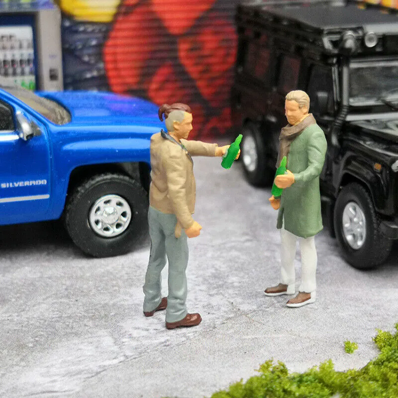 1:64 Painted Figure Mini Model Miniature Resin Diorama Cheers Chat Drinking Man