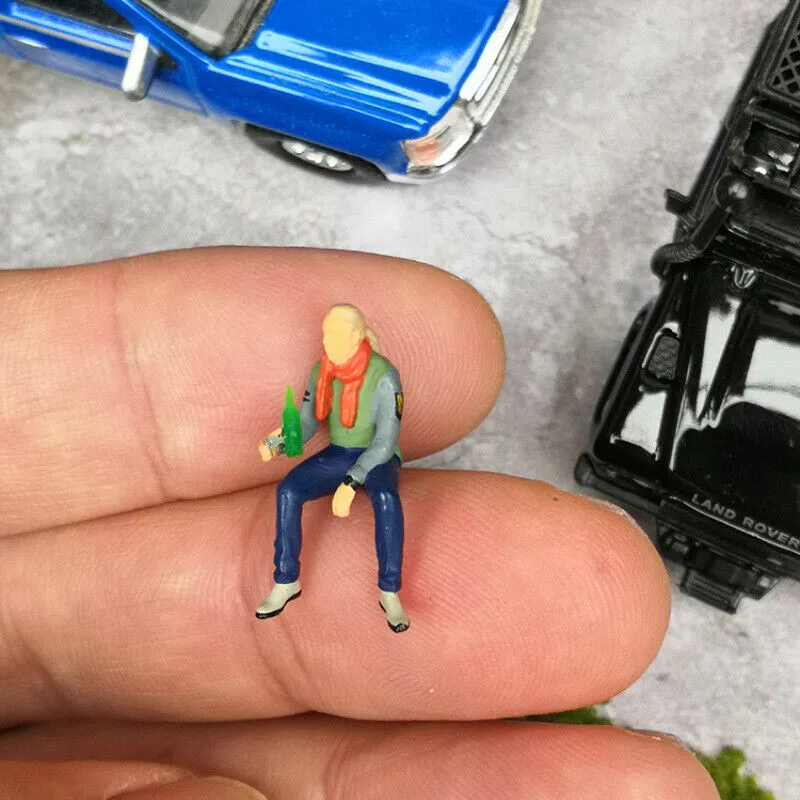1:64 Painted Figure Mini Model Miniature Resin Diorama Cheers Chat Drinking Man