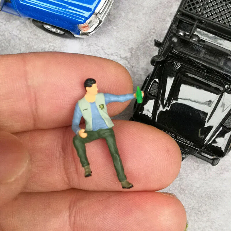 1:64 Painted Figure Mini Model Miniature Resin Diorama Cheers Chat Drinking Man