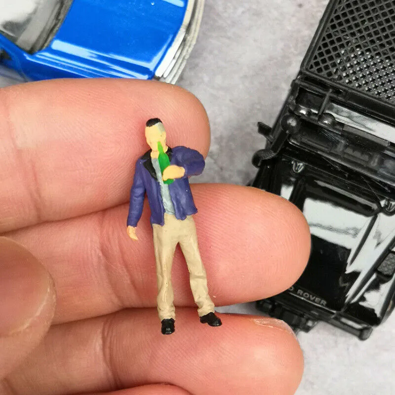 1:64 Painted Figure Mini Model Miniature Resin Diorama Cheers Chat Drinking Man