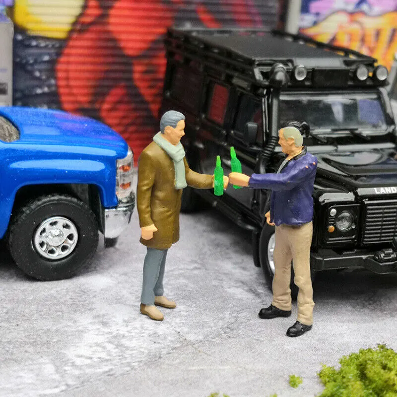 1:64 Painted Figure Mini Model Miniature Resin Diorama Cheers Chat Drinking Man