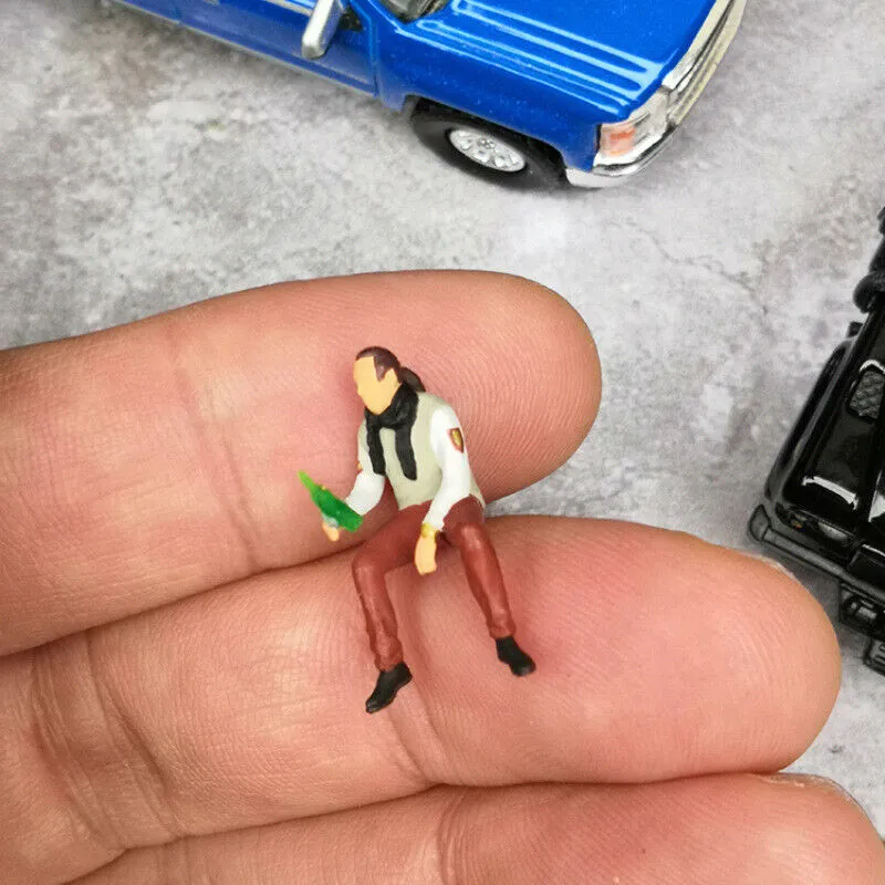 1:64 Painted Figure Mini Model Miniature Resin Diorama Cheers Chat Drinking Man