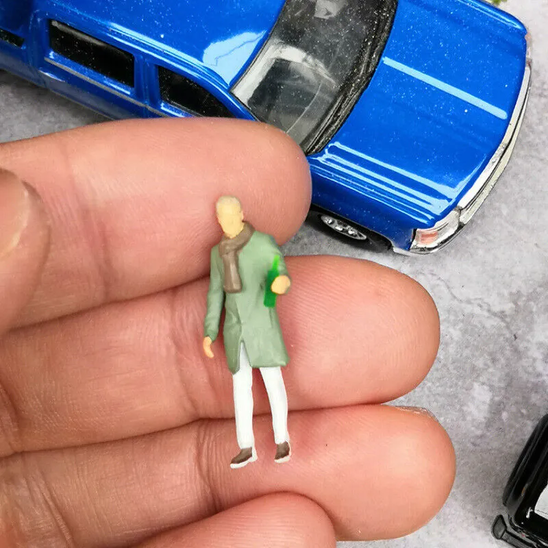 1:64 Painted Figure Mini Model Miniature Resin Diorama Cheers Chat Drinking Man