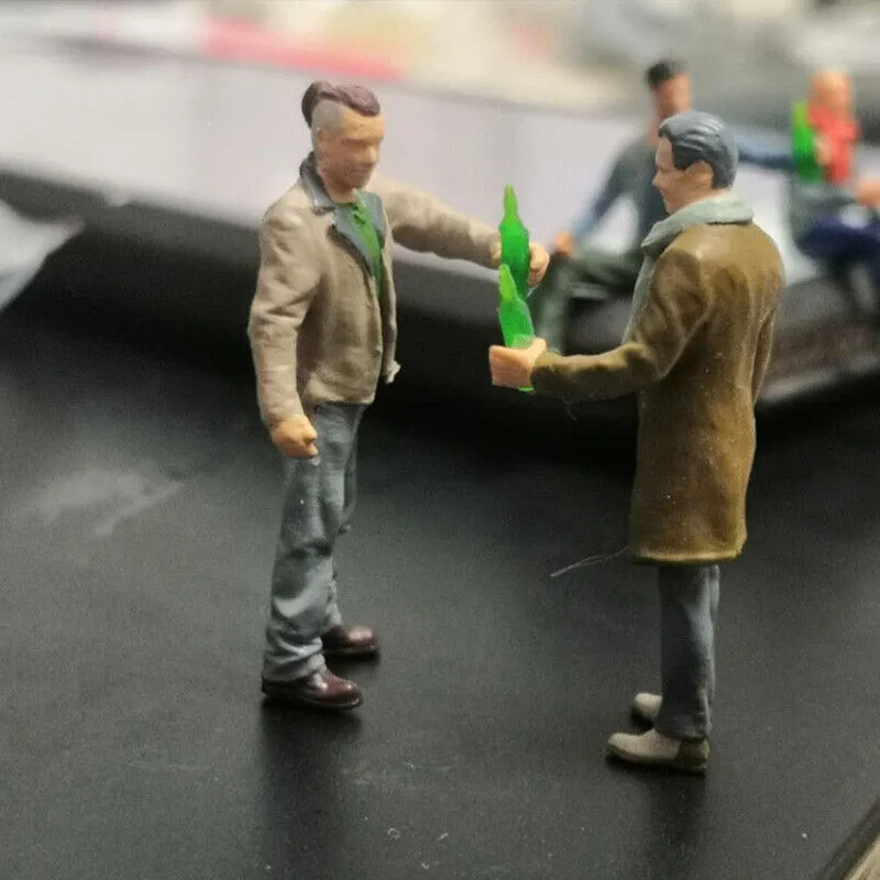 1:64 Painted Figure Mini Model Miniature Resin Diorama Cheers Chat Drinking Man