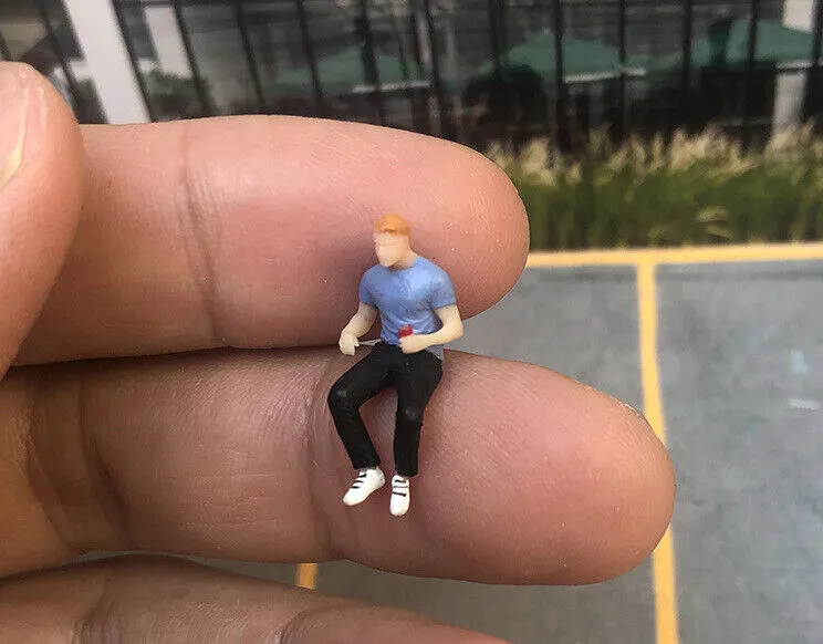 1:64 Painted Figure Mini Model Miniature Resin Diorama Lady Man Chatting Chair
