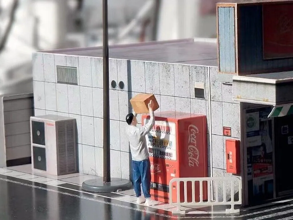 1:64 Painted Figure Mini Model Miniature Resin Diorama Sand Man Lifting Box