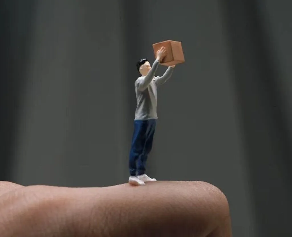 1:64 Painted Figure Mini Model Miniature Resin Diorama Sand Man Lifting Box