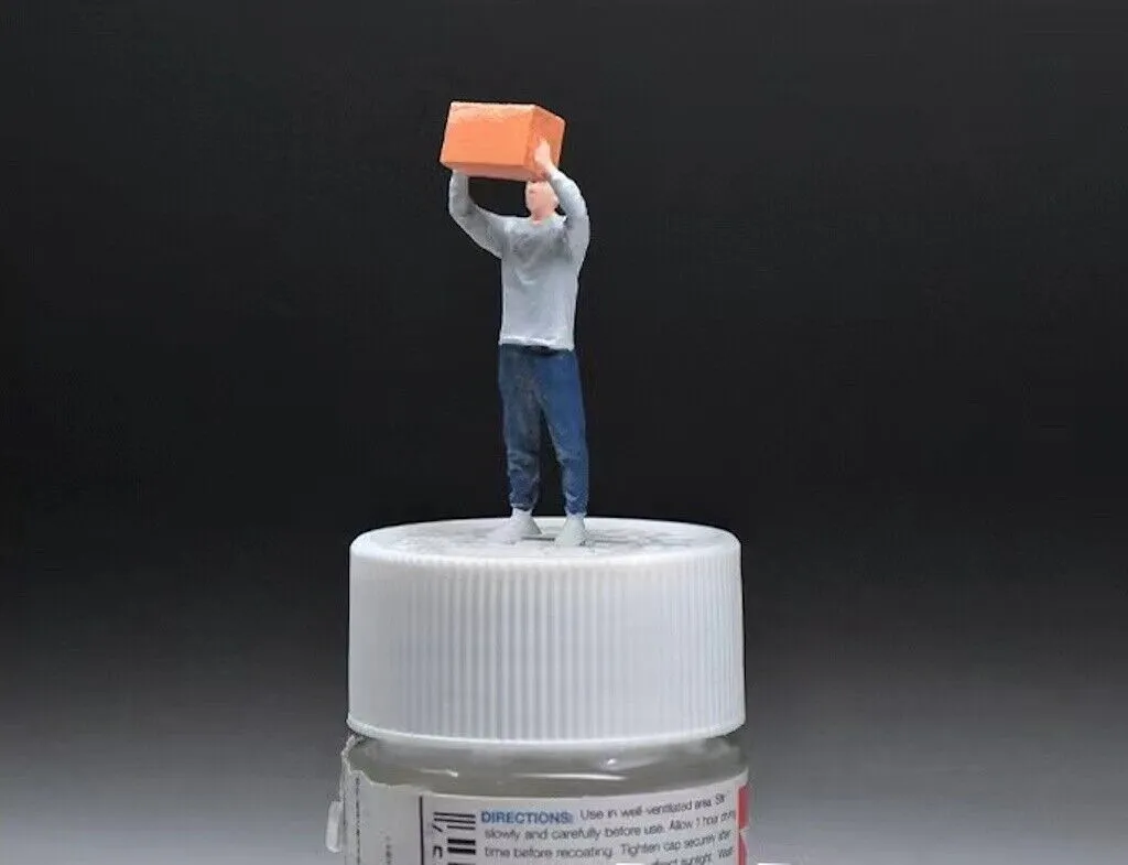 1:64 Painted Figure Mini Model Miniature Resin Diorama Sand Man Lifting Box