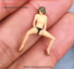 1:64 Painted Figure Mini Model Miniature Resin Diorama Sand Sexy Girl Lady B