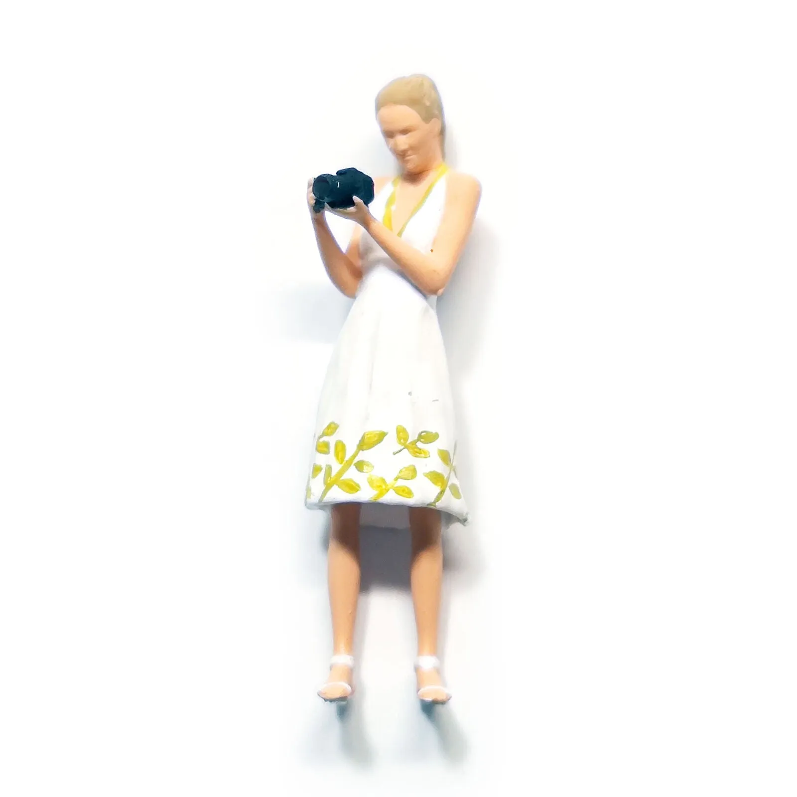 1:64 Painted Figure Mini Model Miniature Resin Diorama Walking Dog Bestie Lady