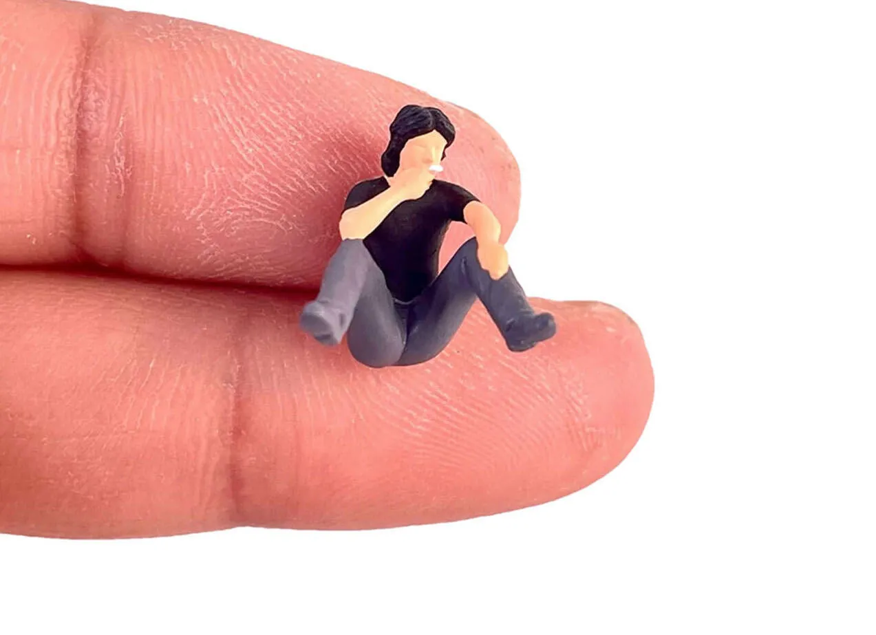 1:64 Painted Figure Model Miniature Resin Diorama Sand Smoking Man Sitting Girl