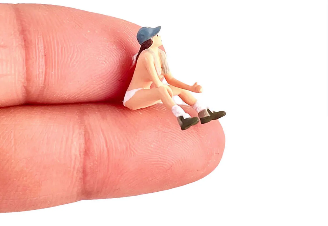 1:64 Painted Figure Model Miniature Resin Diorama Sand Smoking Man Sitting Girl
