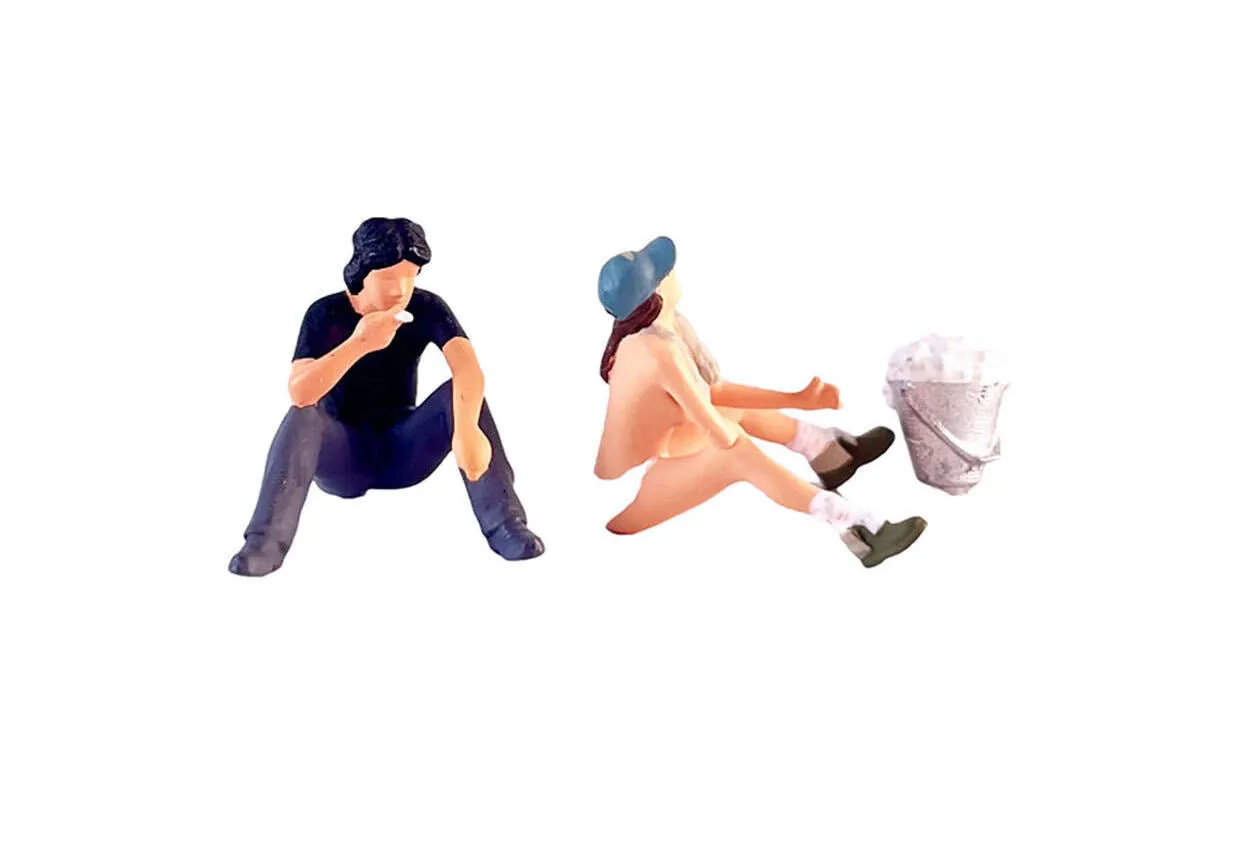 1:64 Painted Figure Model Miniature Resin Diorama Sand Smoking Man Sitting Girl