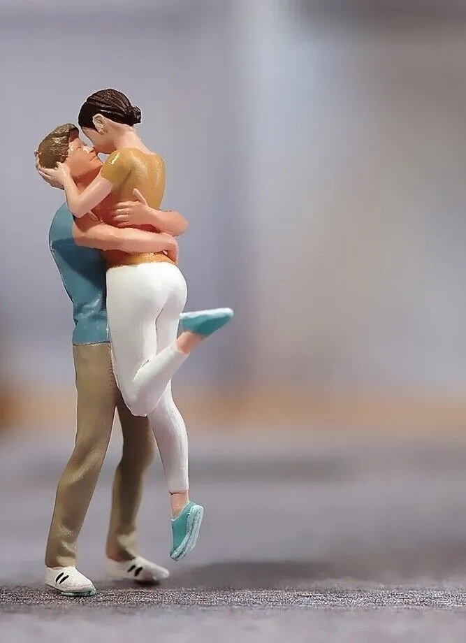 1:64 Painted Unpainted Figure Model Miniature Resin Diorama Sand Kissing Lovers New