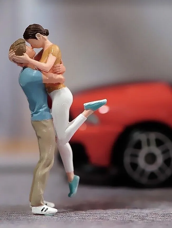 1:64 Painted Unpainted Figure Model Miniature Resin Diorama Sand Kissing Lovers New