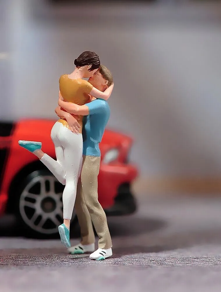 1:64 Painted Unpainted Figure Model Miniature Resin Diorama Sand Kissing Lovers New