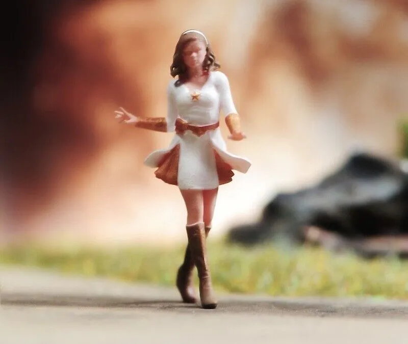 1:64 Painted Unpainted Figure Model Miniature Resin Diorama Sand Walking Lady