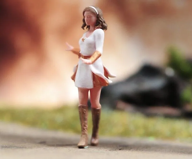 1:64 Painted Unpainted Figure Model Miniature Resin Diorama Sand Walking Lady
