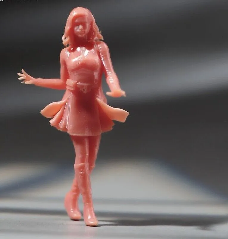 1:64 Painted Unpainted Figure Model Miniature Resin Diorama Sand Walking Lady