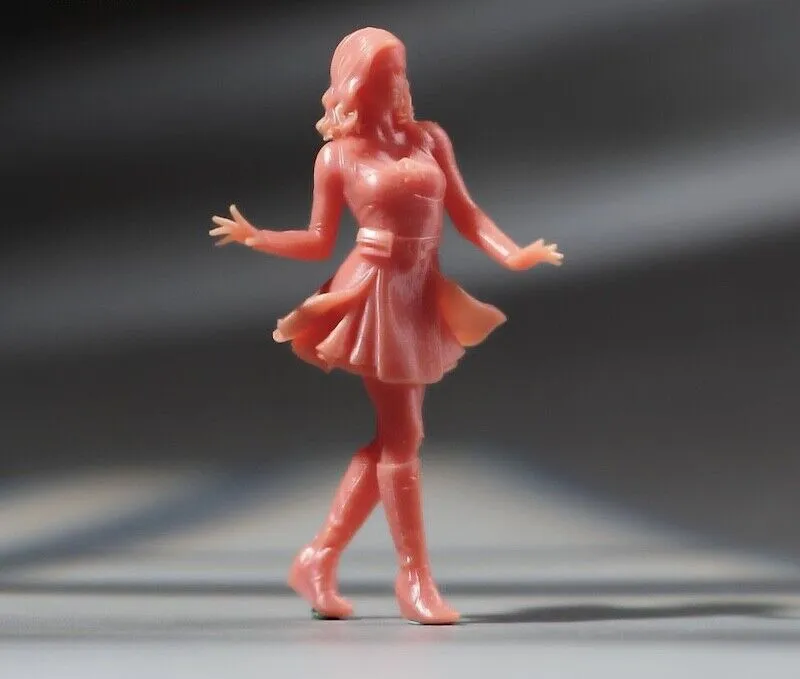 1:64 Painted Unpainted Figure Model Miniature Resin Diorama Sand Walking Lady