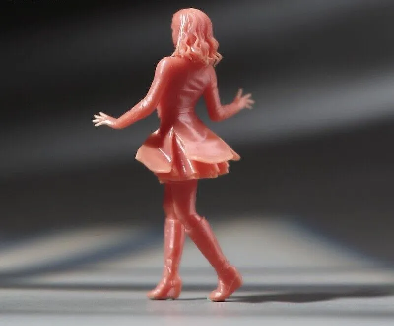 1:64 Painted Unpainted Figure Model Miniature Resin Diorama Sand Walking Lady