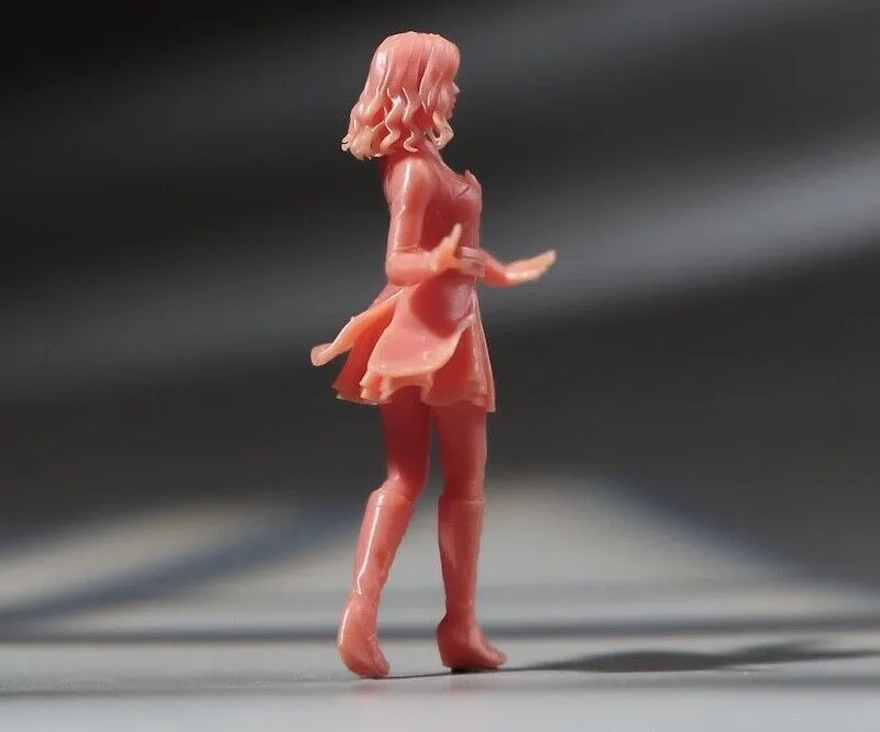 1:64 Painted Unpainted Figure Model Miniature Resin Diorama Sand Walking Lady