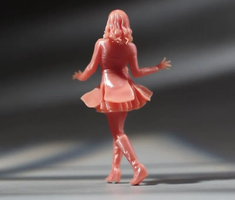 1:64 Painted Unpainted Figure Model Miniature Resin Diorama Sand Walking Lady