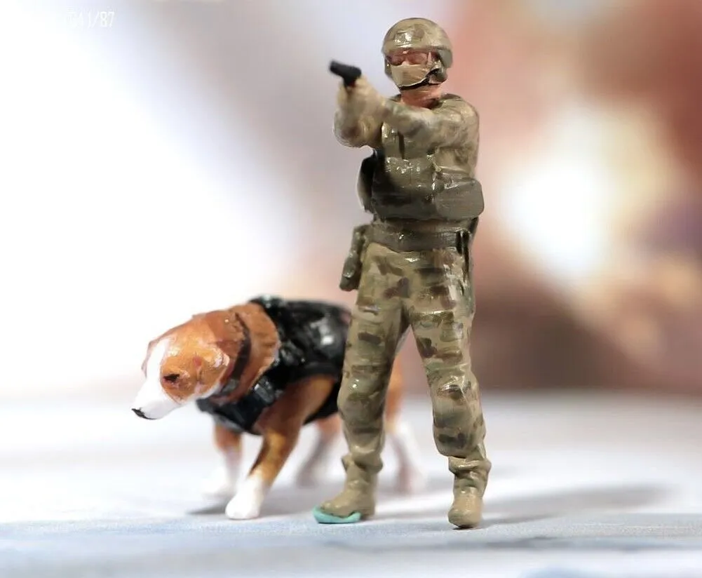 1:64 Painted Unpainted Figure Model Miniature Resin Diorama Soldier Patrol Dog New