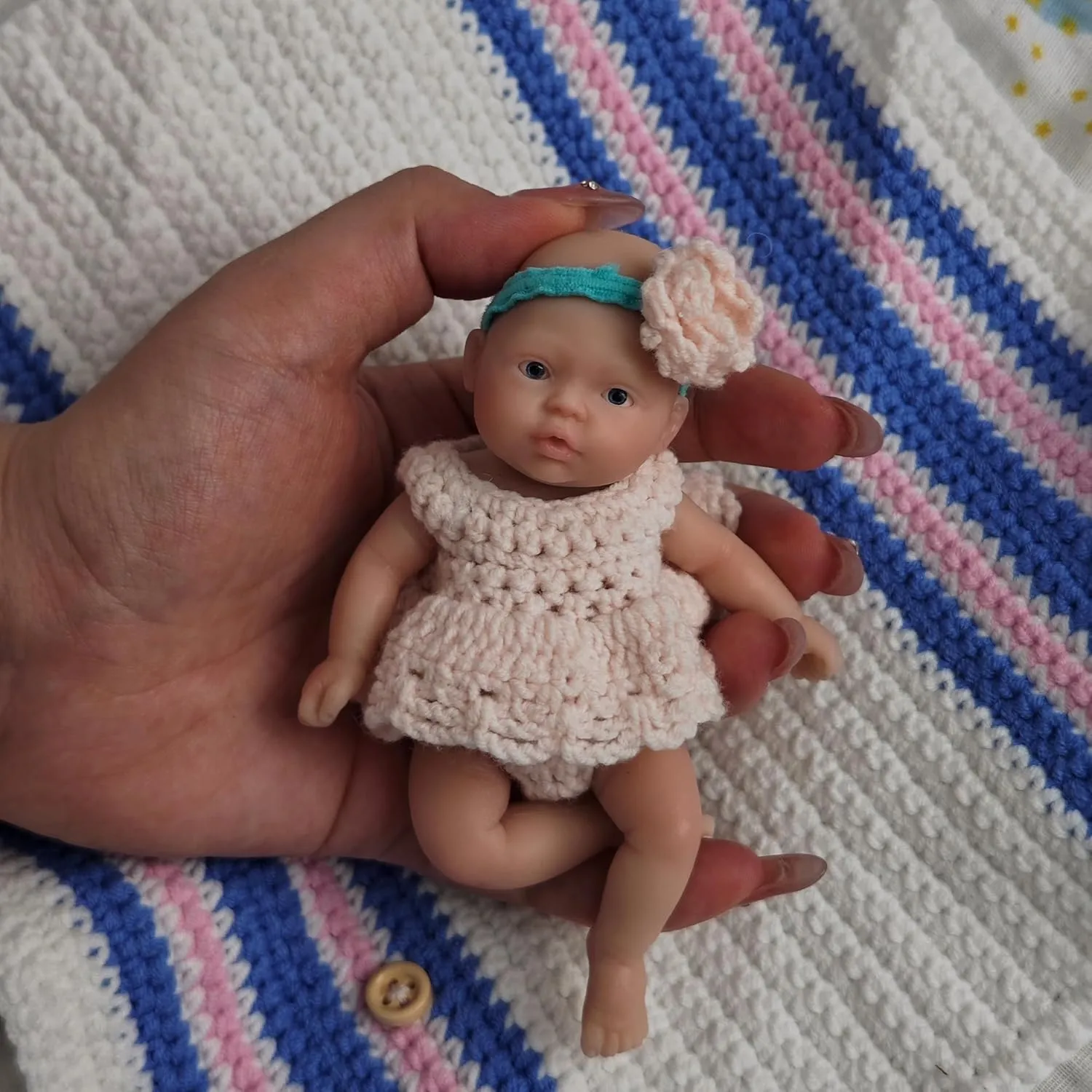 4.5 Inch Cute Mini Silicone Baby Girl, Lifelike Eyes Open Blue Eyes Baby, Realistic Soft Full Silicone Mini Baby Dolls with Feeding Accessories