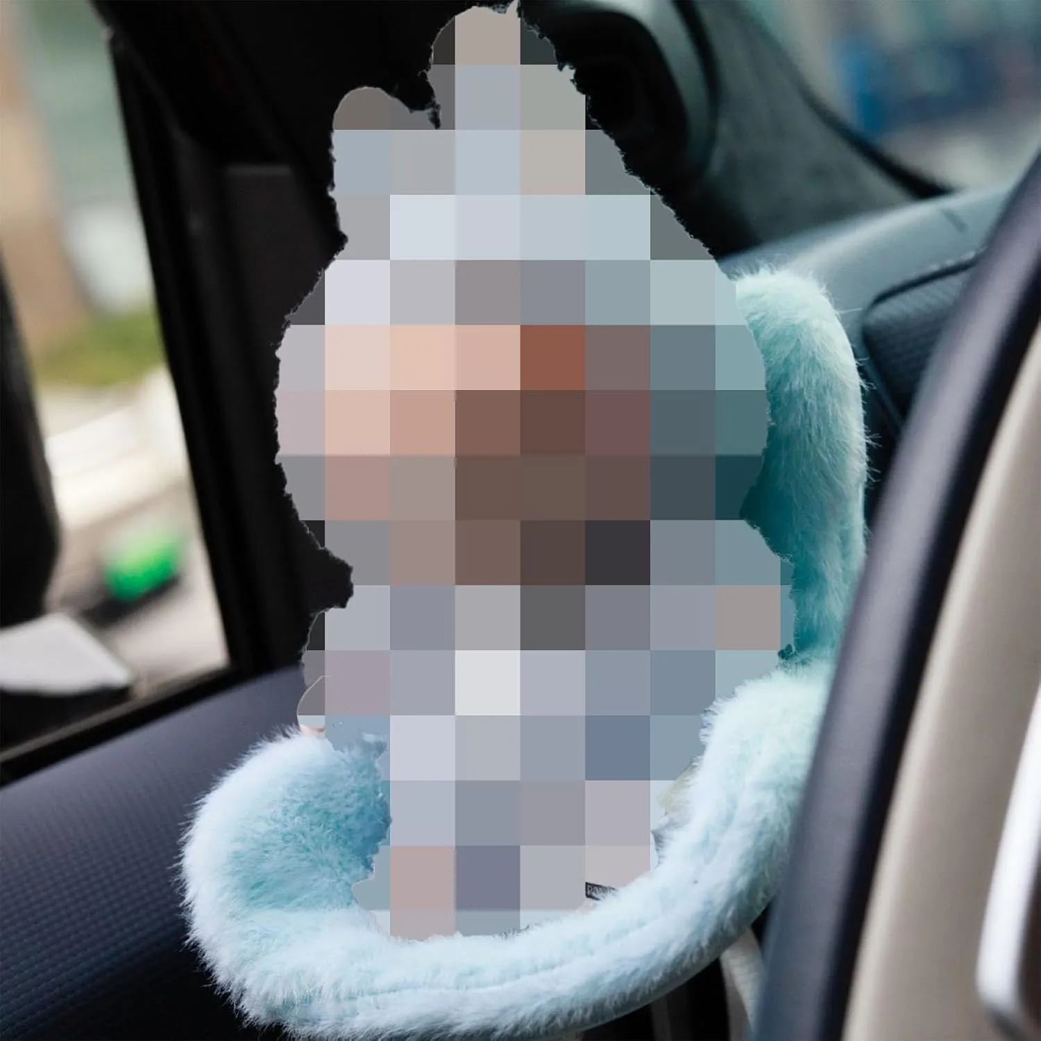 Doll Car Seat for 10-17cm Dolls, with Tie-Dye Soft Furry Cushion, Air Vent Clip & Desktop Stand – Perfect for Blind Box Doll Fans and Collectors (F)