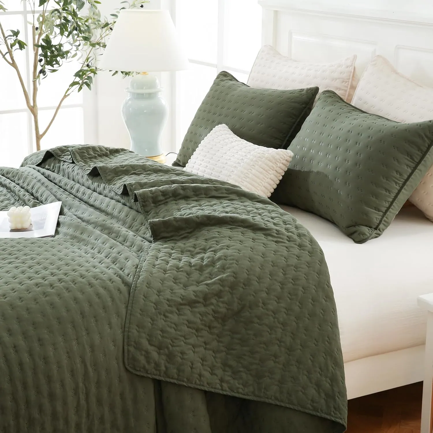 Green Quilt Bedding Set with Pillow Sham, Breathable Lightweight Bed Spread, Soft Oversized Bedspread Coverlets for Twin Bed, All Seasons, 2 Pieces, 1 Quilt (68x90), 1 Pillow Sham (20x26)