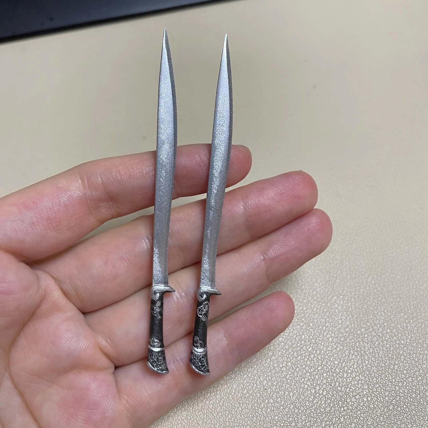 Hand-Painted 1 Pair 1/12 Cool Knife Weapon Sword Model for DIY 6" Action Figure Accessory
