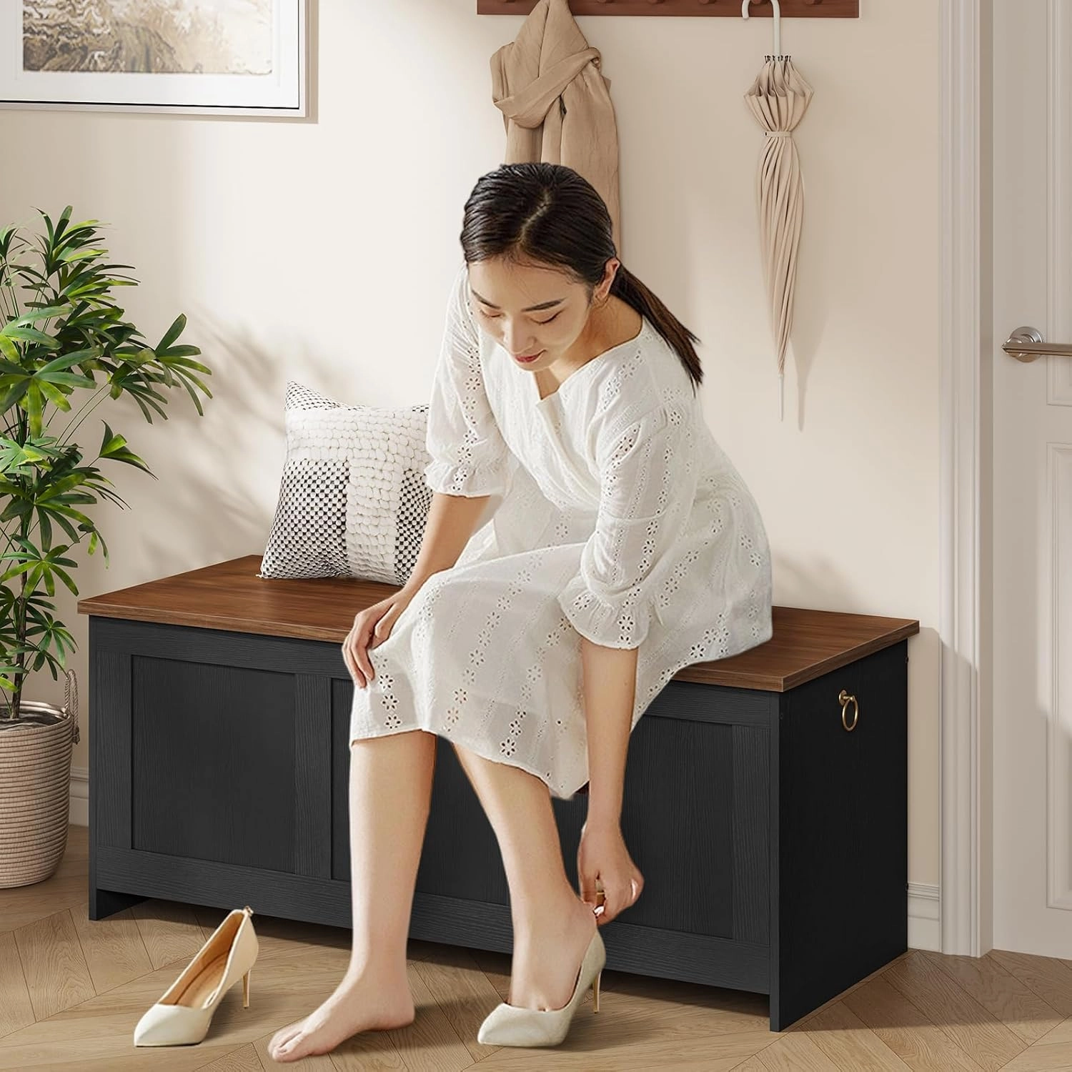 HOOBRO Storage Bench, 43.3" Retro Wooden Storage Chest, Wooden Storage Trunk, Toy Chest with Lift Top, Multifunctional Entryway Organizer, for Entryway, Living Room, Black and Walnut BH411CW01