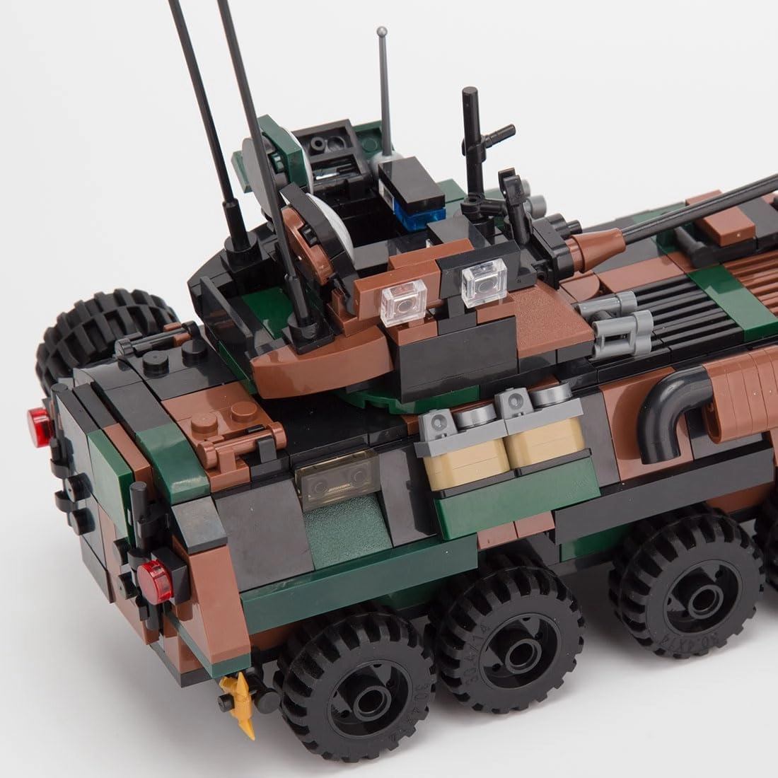 LAV-25 Infantry Fighting Vehicle Building Blocks and Construction Toy, Collectible Military-Themed Model to Build and Display, Great Gift for Military Fans (476PCS)