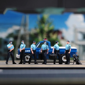 Painted Miniatures 1/18 1/24 1/64 1/43 1/87 Scale 6PCS Policeman Dog Scene Diorama Action Figure Tiny People Doll Unpainted Model for Car Vehicles (Painted, 1/43 Scale)